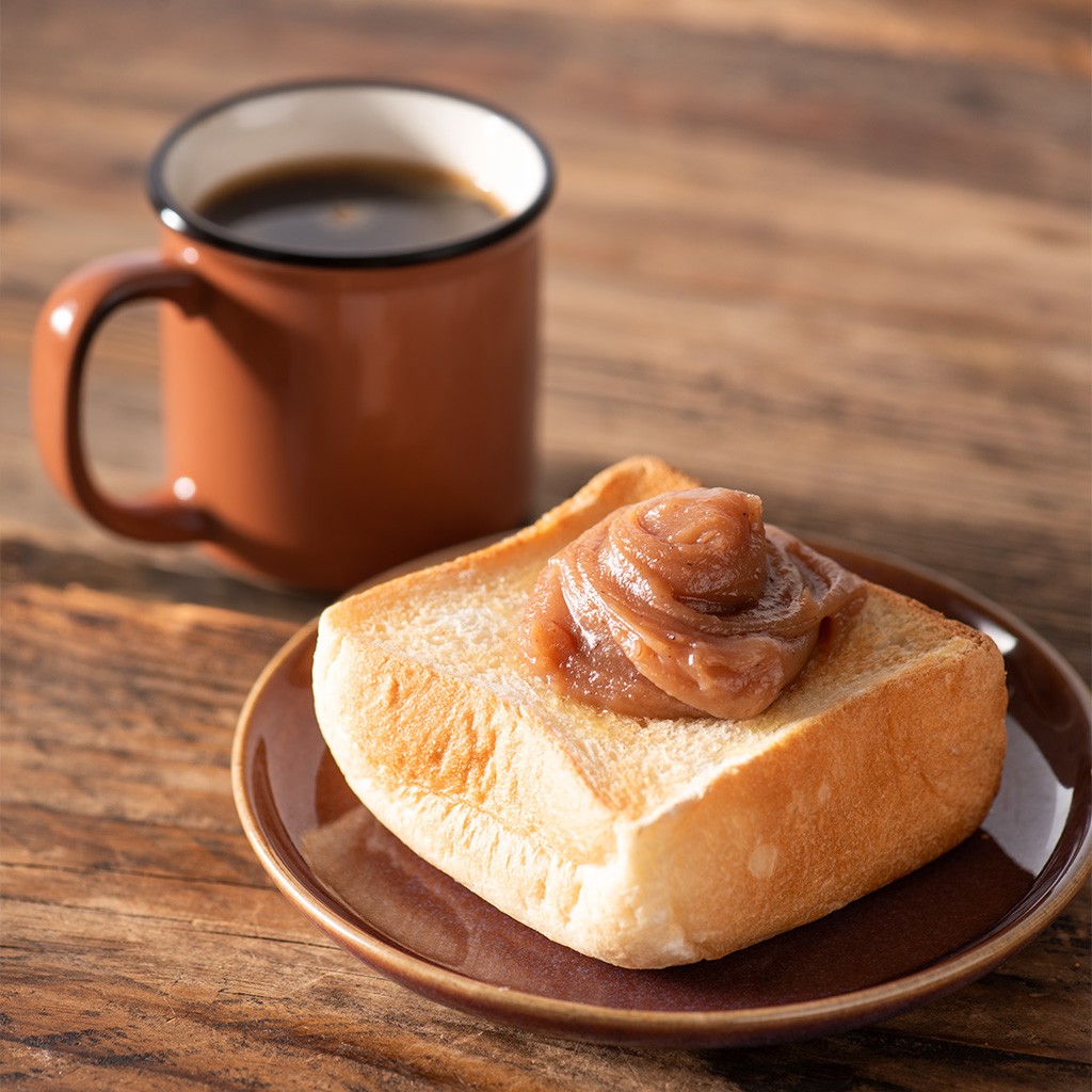 モンブランクリームをトーストにのせる