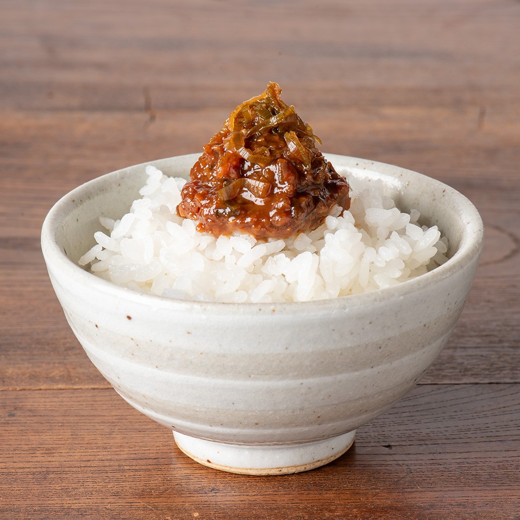 おかず味噌をアツアツごはんにのせて