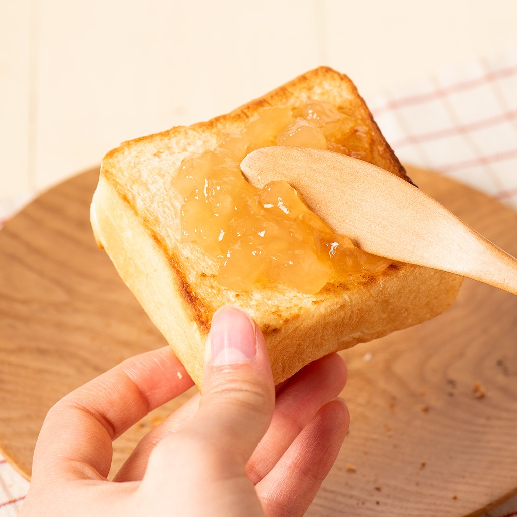 久世福のふじりんごジャムをトーストにたっぷり塗って