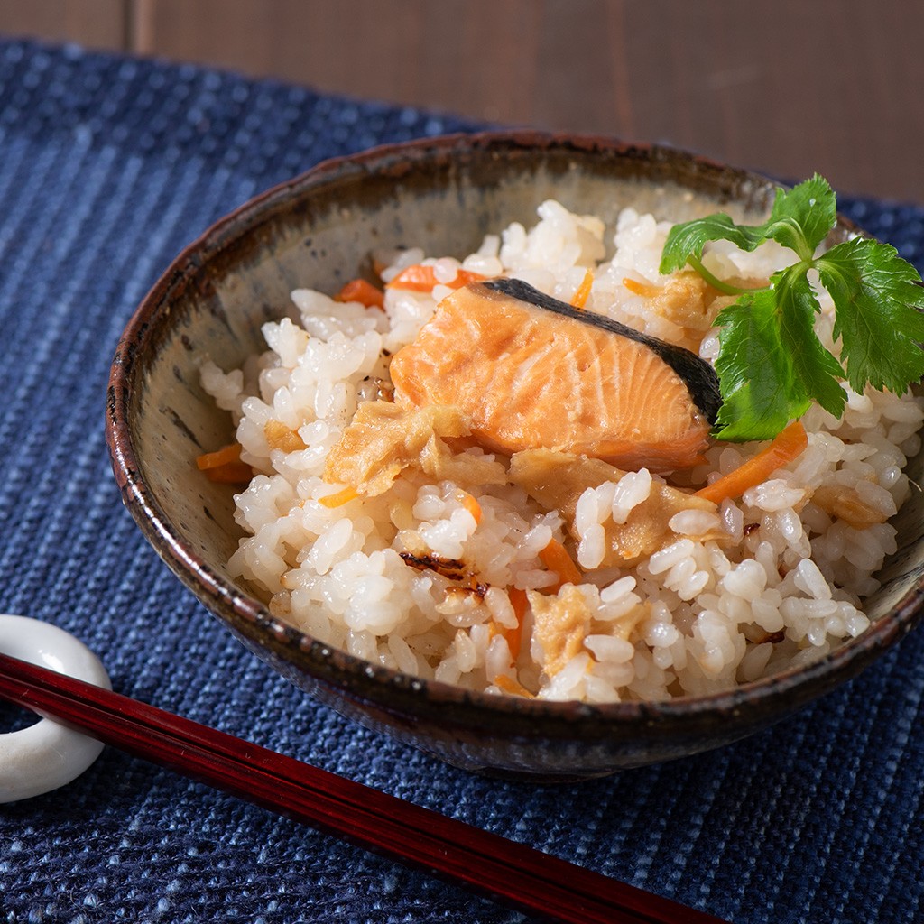 炊き込みご飯の素鮭めし盛り付け