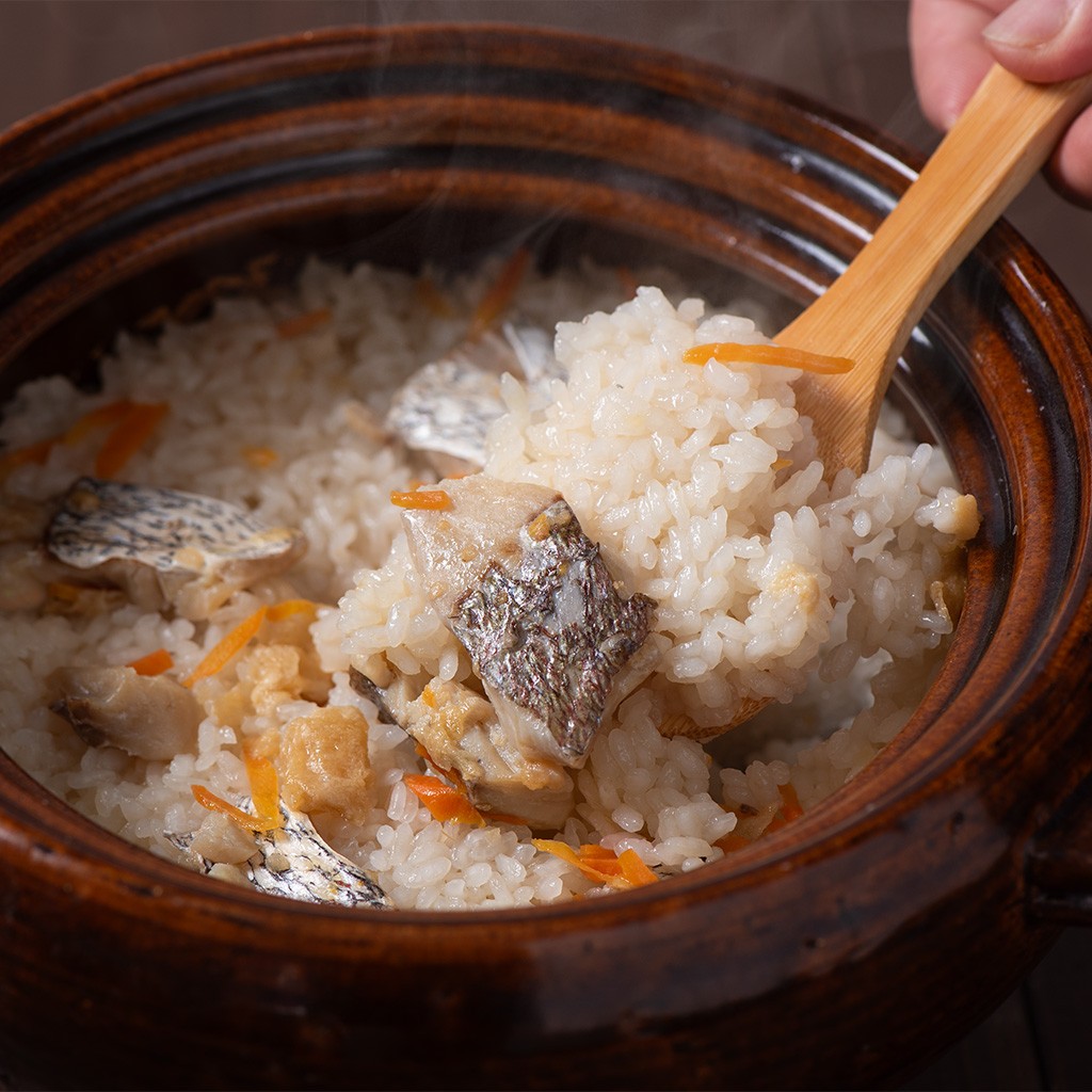 炊き込みご飯の素鯛めし盛り付け
